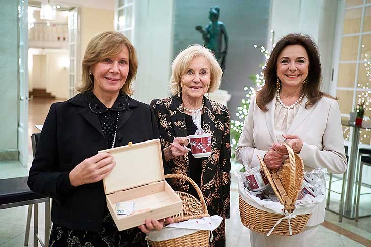 Ursula Prinzessin von Bayern, Inge von Wrede-Lanz, Uschi Daemmrich von Luttitz beim 26. Advents- Benefizkonzert im Cuvill&eacute;s Theater am 13. Dezember 2021 (&copy;Foto: Jens Hartmann/BMW )